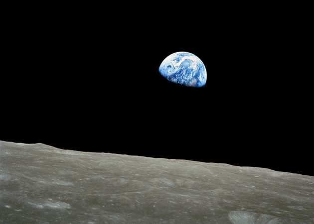 NASA-Apollo8-Dec24-Earthrise-b
